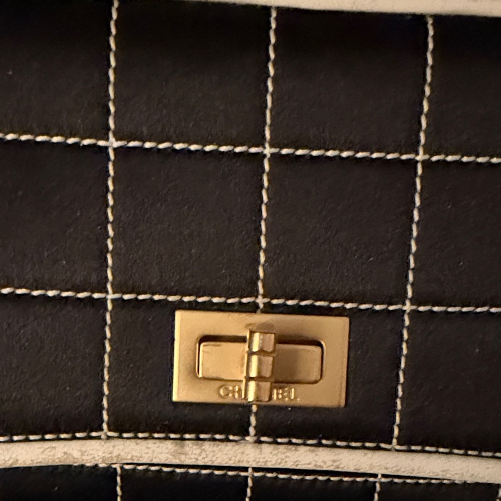 CHANEL Black and White Quilted Shoulder Bag with Gold Chain - Picture 2 of 15